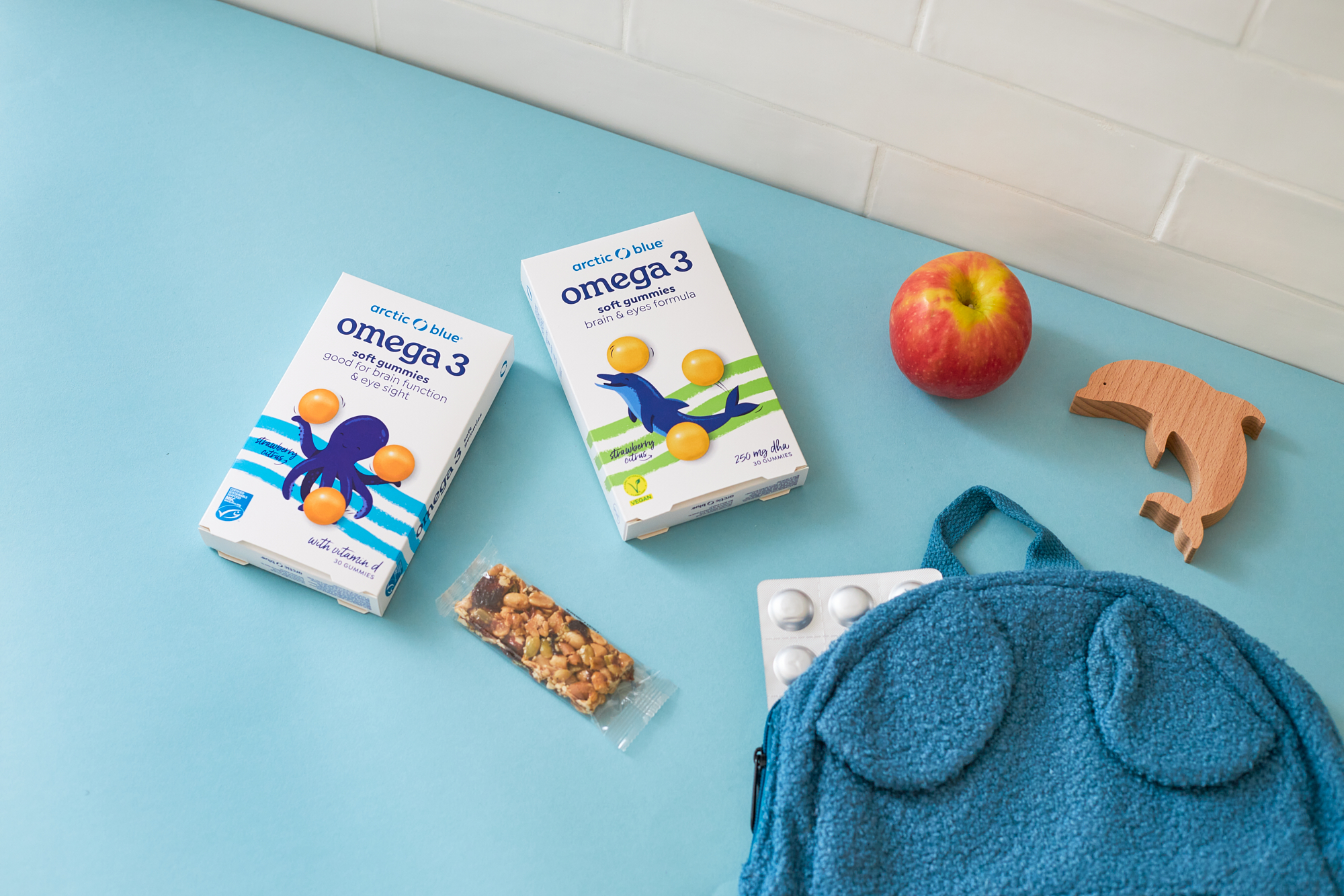 Arctic blue gummies op tafel met een schooltas en appel